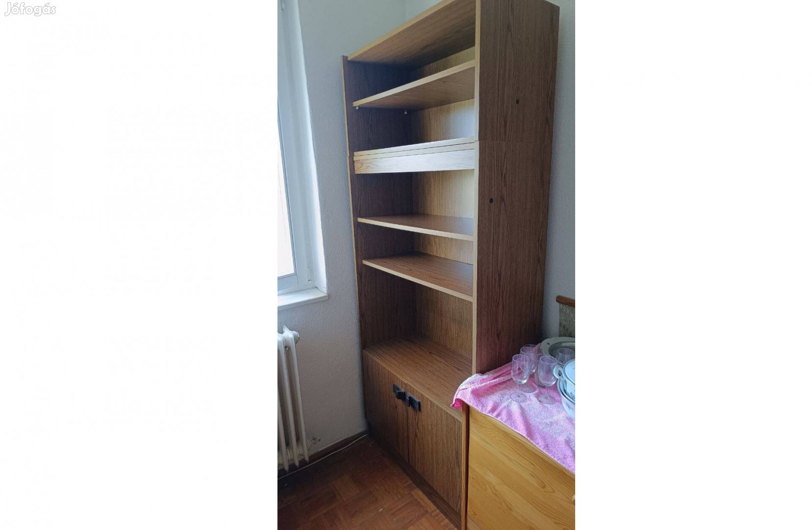 90 cm széles könyvespolc, alul zárt polcos résszel