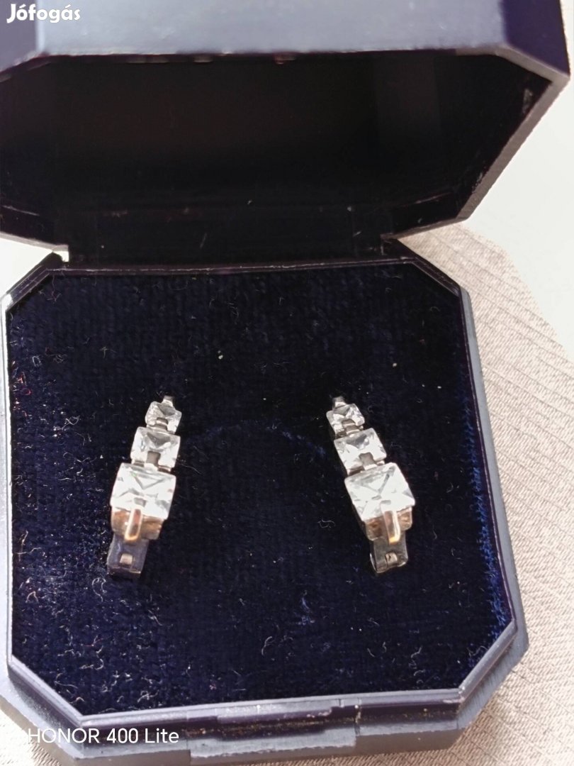 925ös ezüst fülbevaló cirkónia kövekkel, francia csattal.