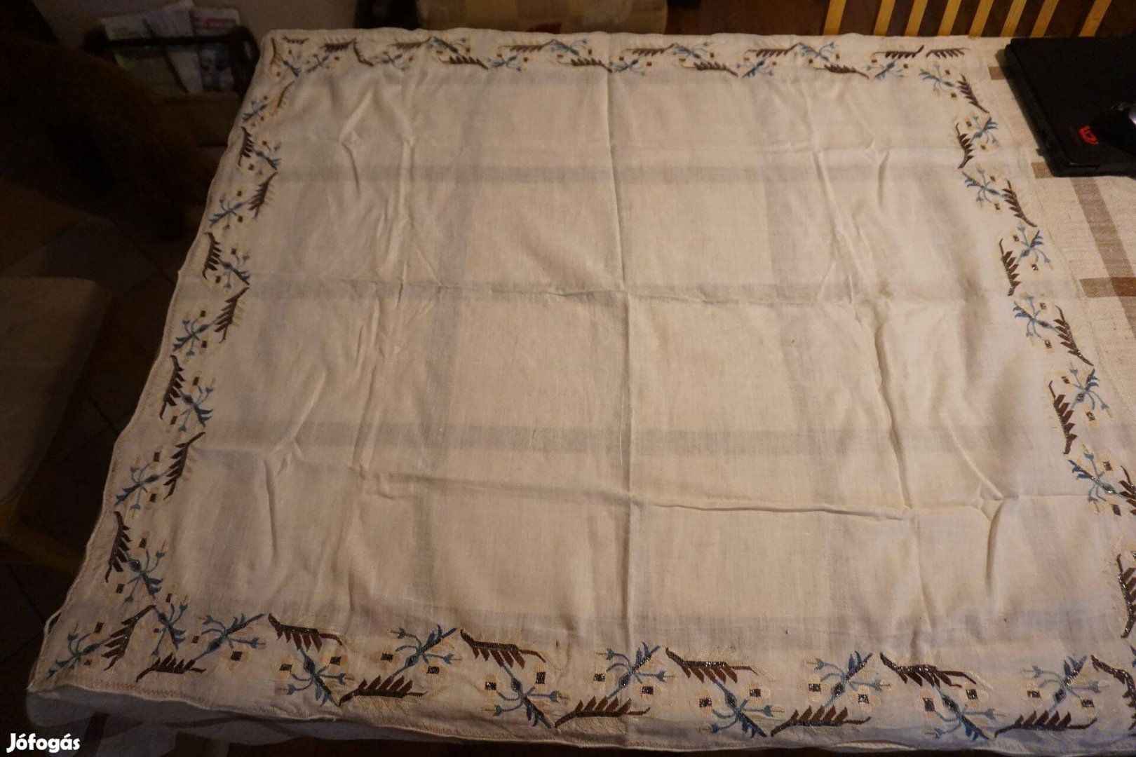 93x103 cm.-es körbe hímzett terítő eladó