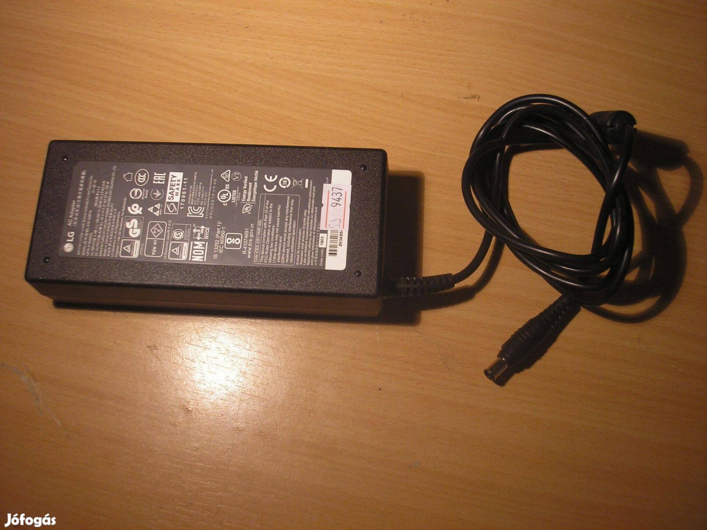 9437 LG 19V 7.37A 140W 6/4/1,5mm tápegység adapter töltő LCD LED TV mo