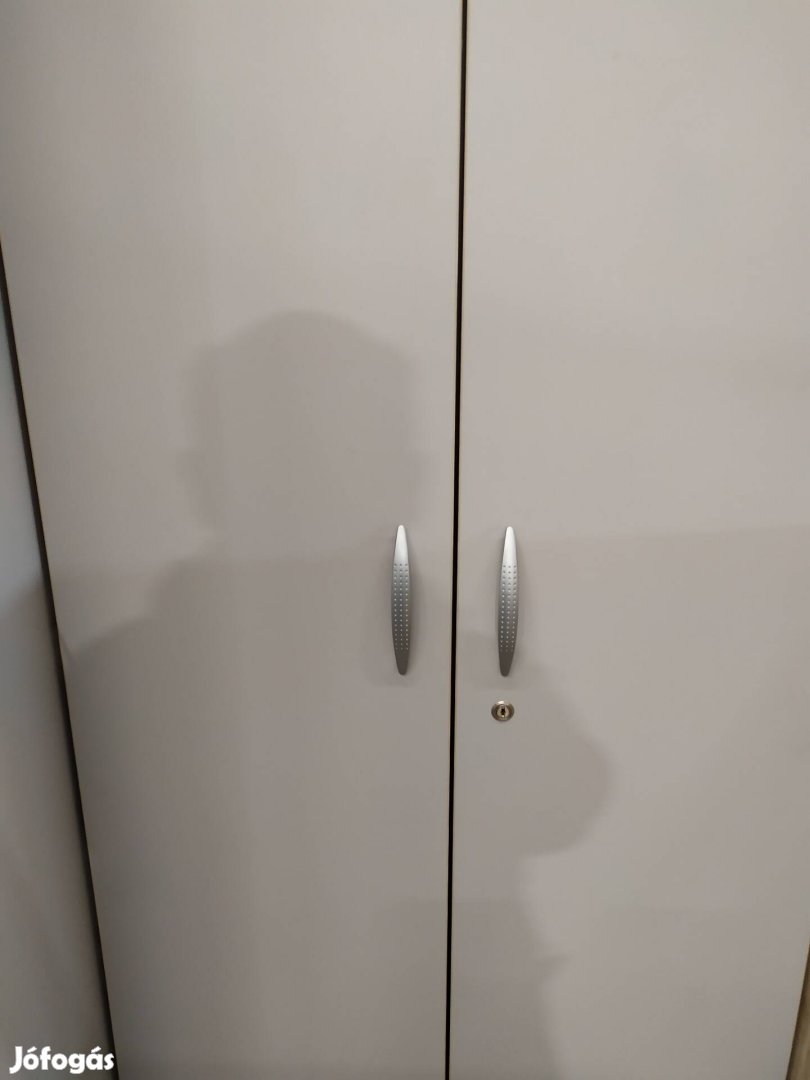 9 db kétajtós szekrény eladó