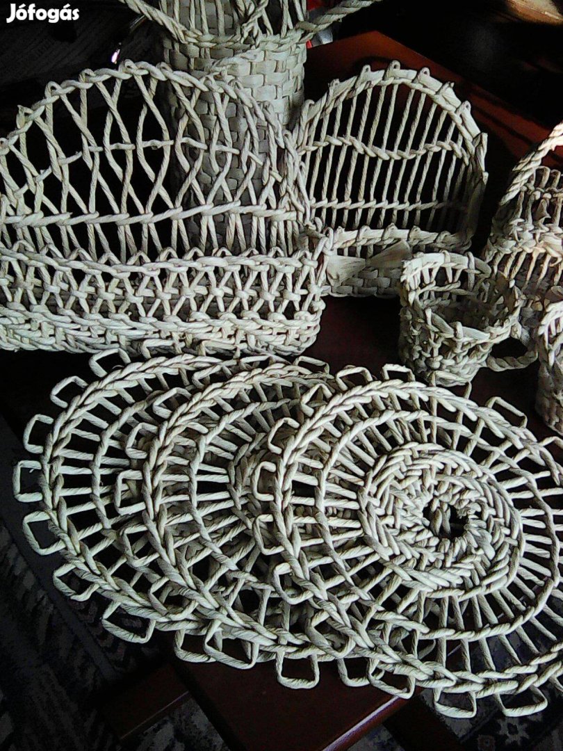 9 db rafiából készült különböző kis kosarak alátétek stb új