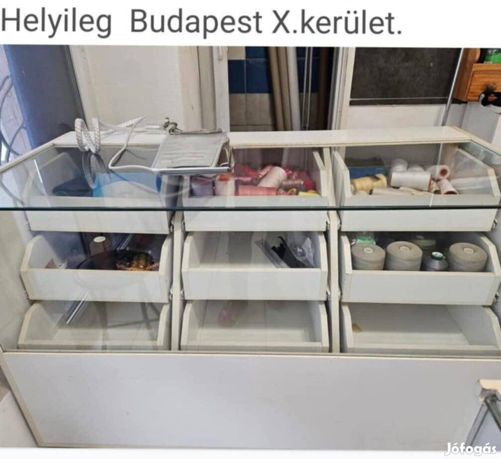 9 fiókos üveges pult. 