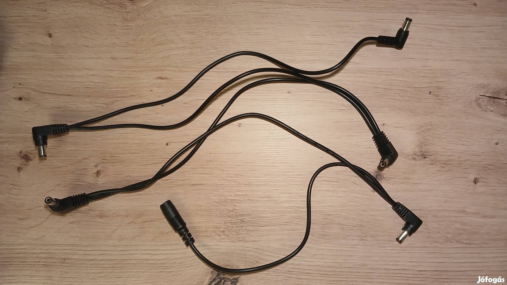 9 voltos daisy chain elosztó kábel 5 kimenet