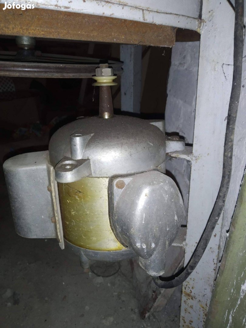 AC 220 230V Villanymotor oldalán indítórelével motor