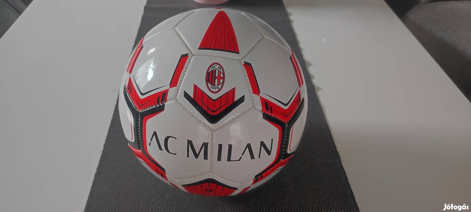 AC Milan labda