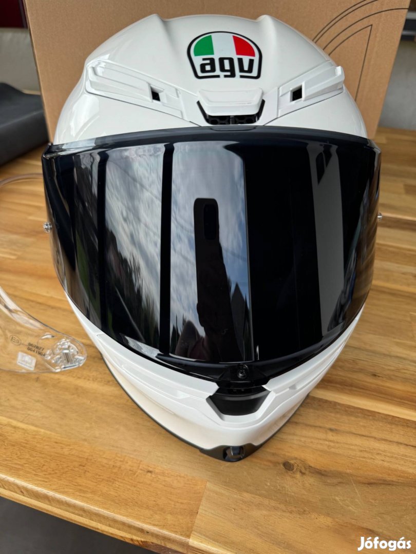 AGV fehér motoros bukósisak