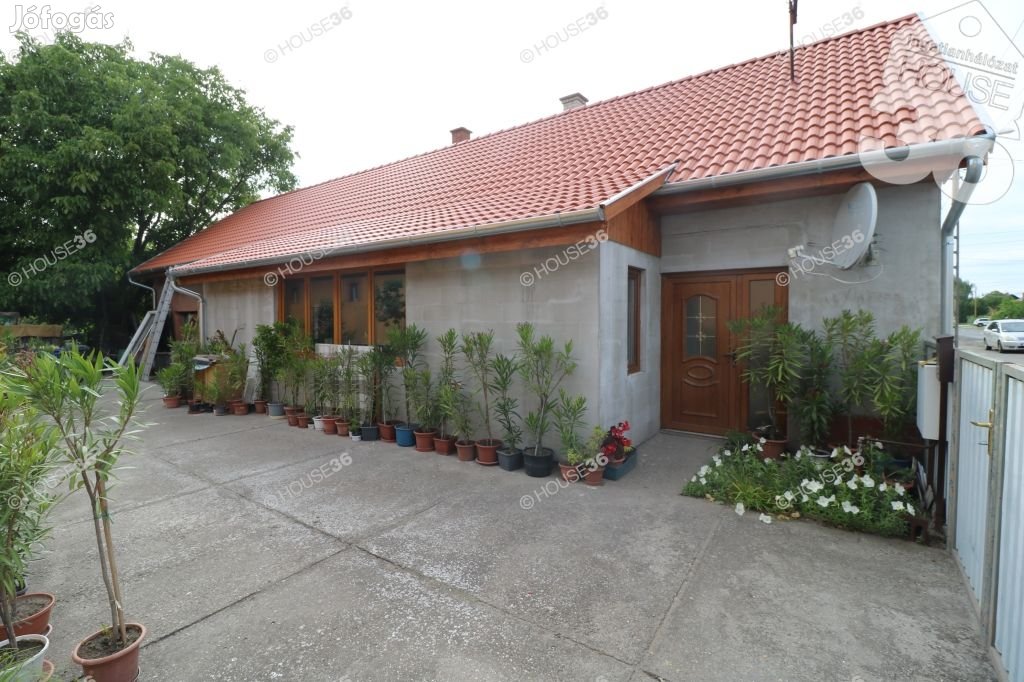 AKASZTÓN, FŐ ÚT MELLETTI, RÉSZBEN FELÚJÍTOTT HÁZ ELADÓ!