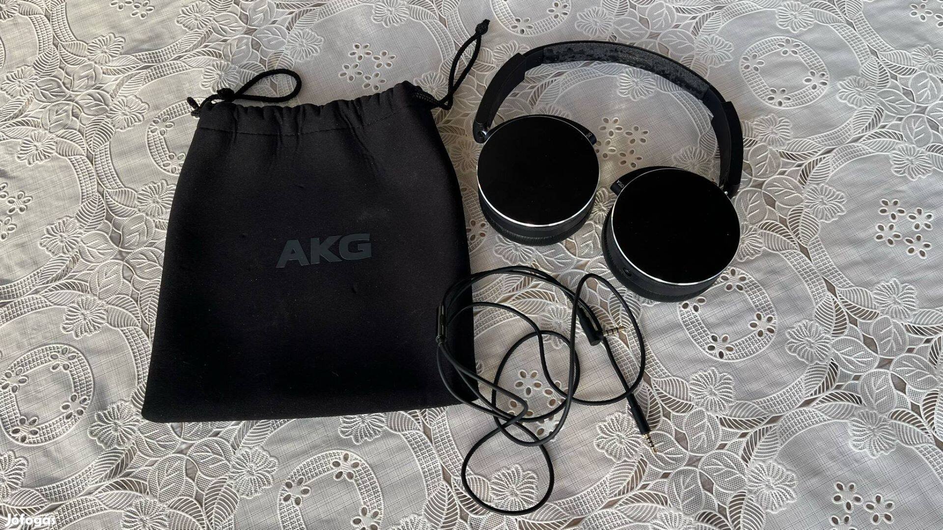 AKG Y50 fejhallgató jól működik, kábellel + tokkal, kedvező áron