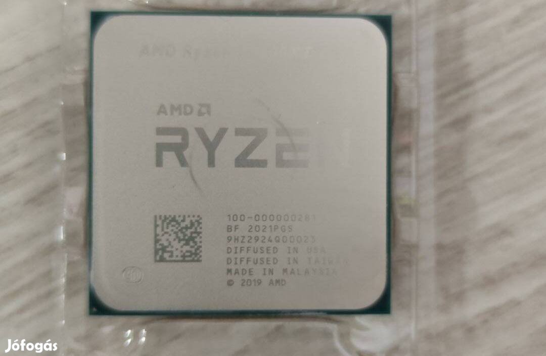 AMD Ryzen 5 3600X gyári hűtőjével dobozában