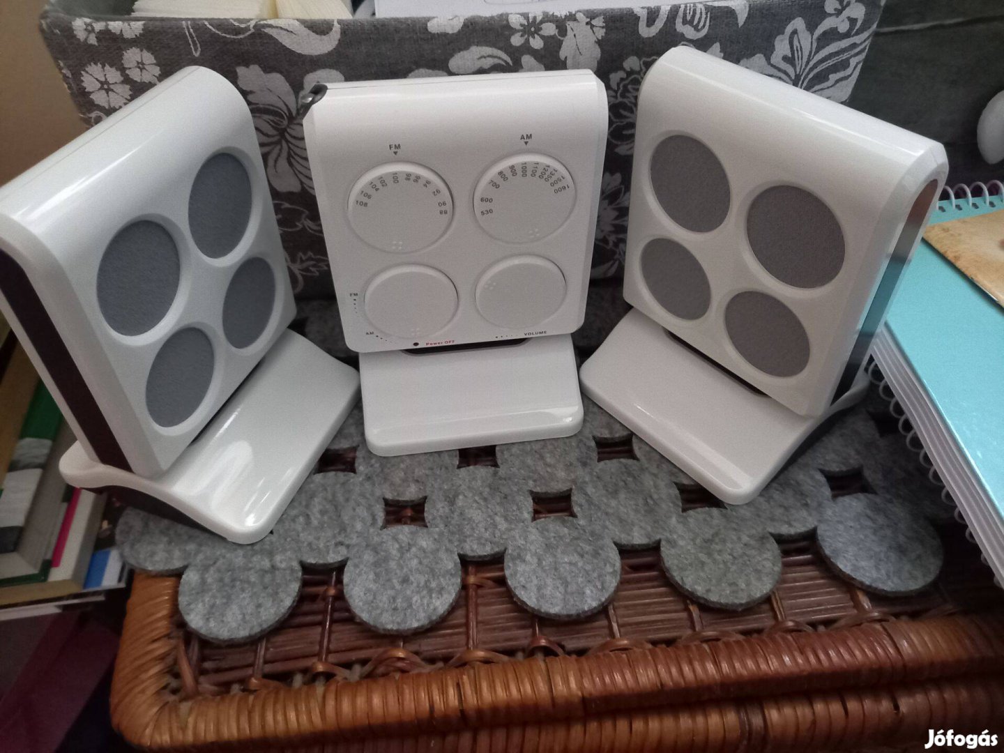 AM/FM stereo rádió eladó 2 hangszóróval