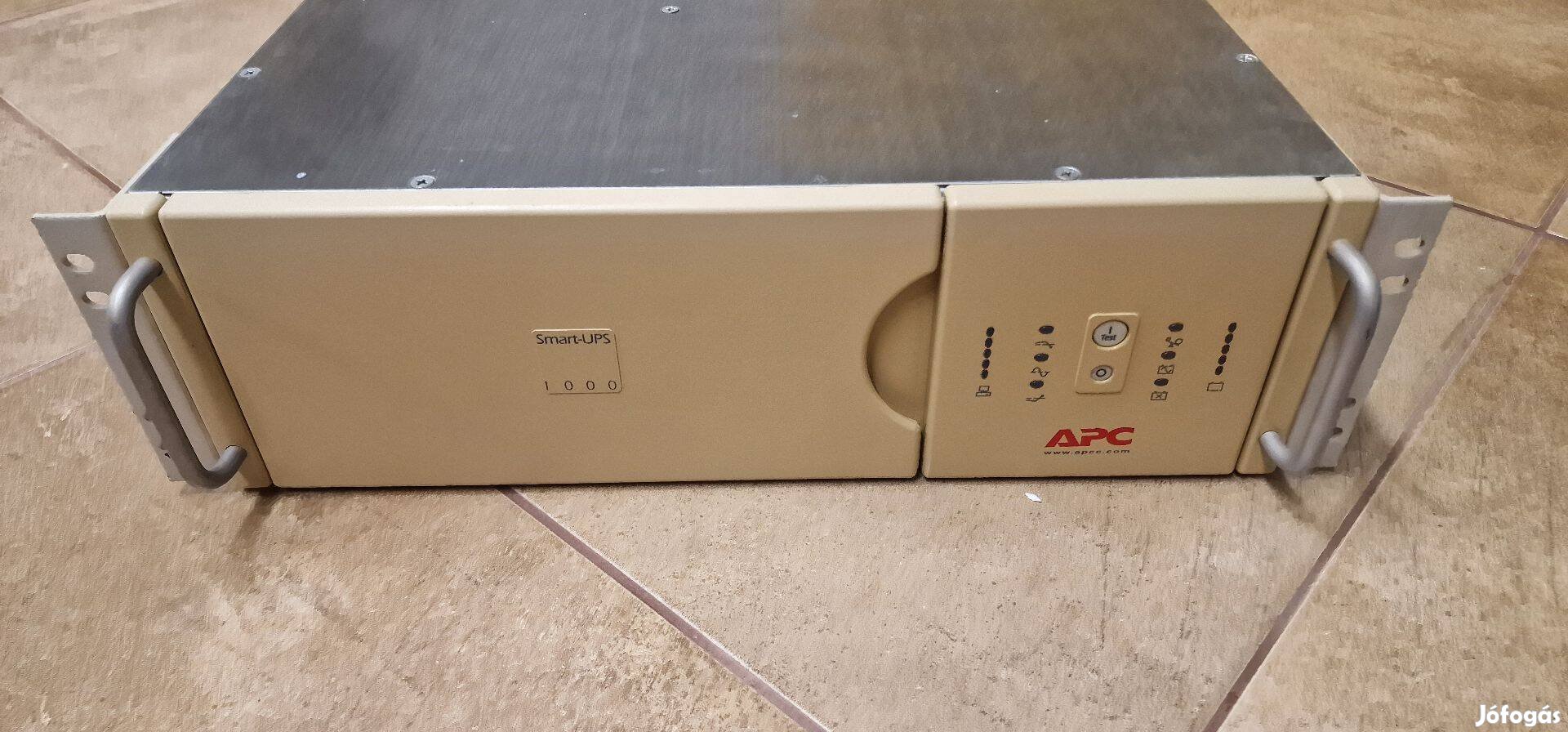 APC Smart-UPS 1000 Rminet rack színuszos kimenetű szünetmentes táp