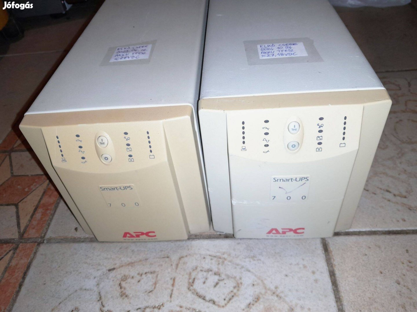 APC Smart-UPS 700 (SU700INET) szinuszos szünetmentes tápegység