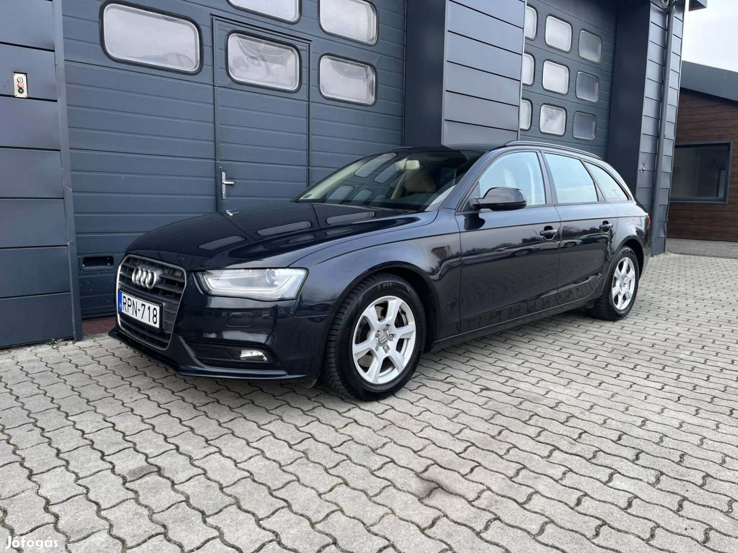 AUDI A4 Avant 2.0 TDI Szervizelt / LED / Navi /...