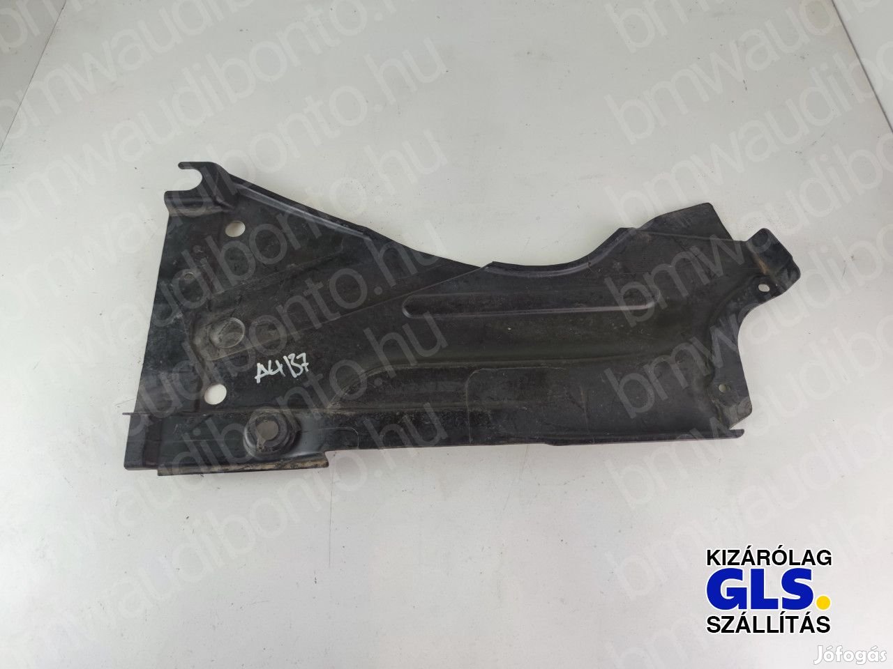 AUDI A4 B7 (8EC) Jobb hátsó fenéklemez burkolat (8E0825216,