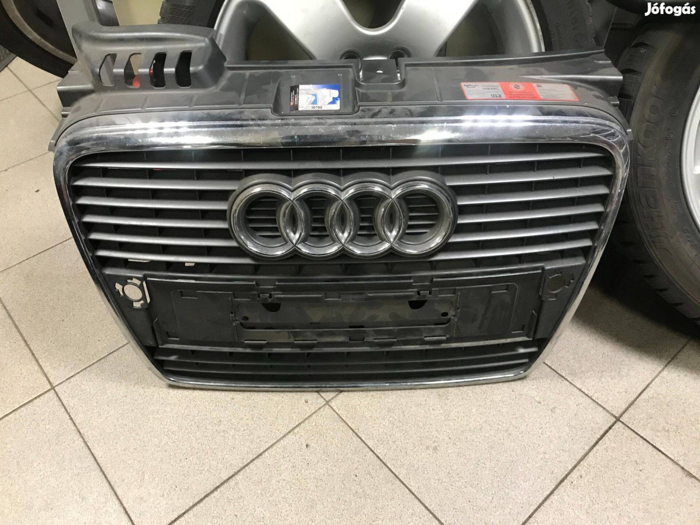 AUDI A4 B7 - hűtőrács 8E0 853 651 J