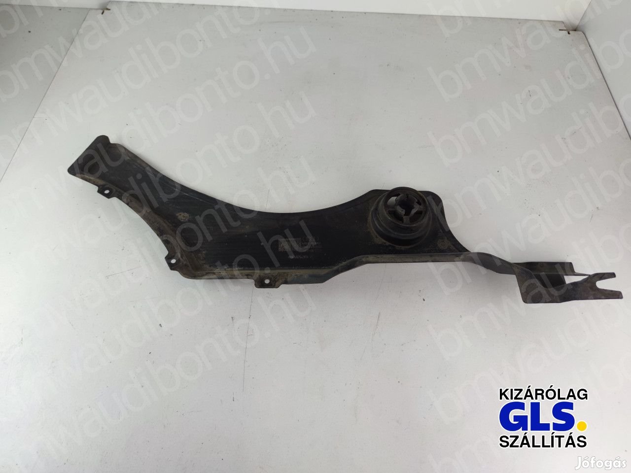 AUDI Q5 (8RB) Jobb hátsó fenéklemez burkolat (8R0825216A)