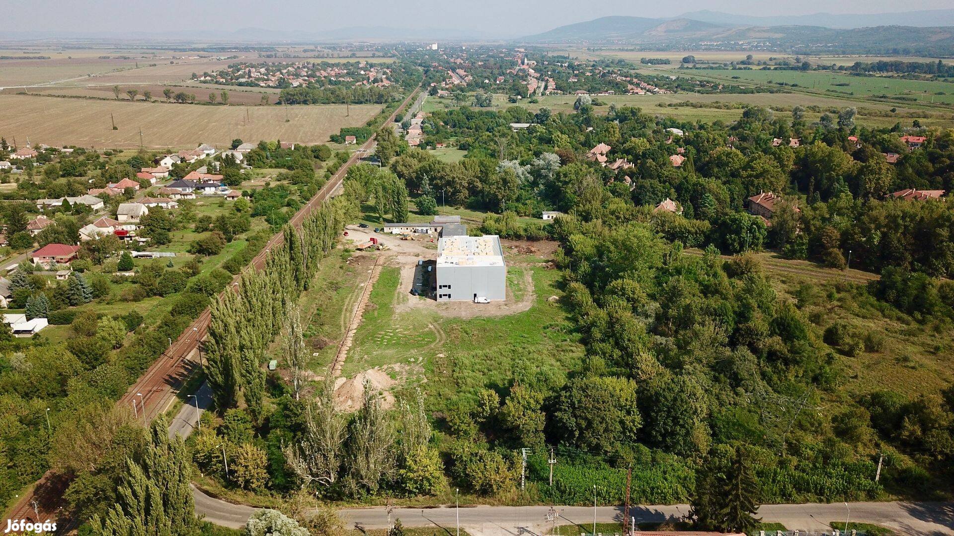 A 21. sz. főút mellett, Lőrinciben 10.000 nm-es ipari ingatlanok eladó