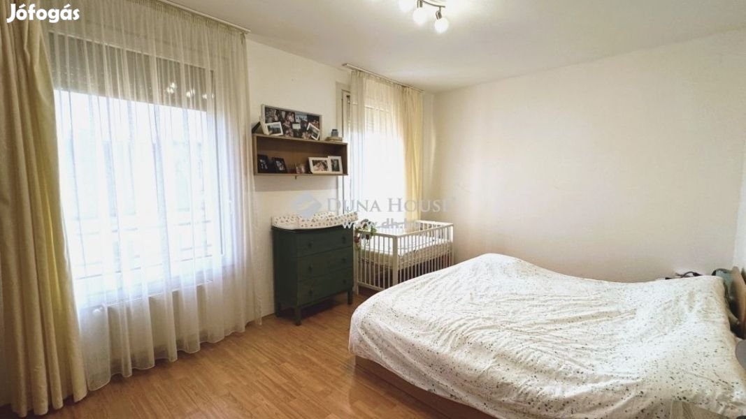 A BELVÁROS SZÍVÉBEN tágas, 4 szobás lakás eladó!