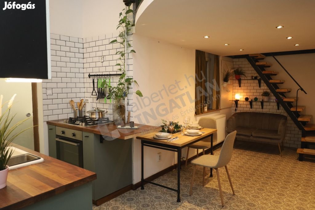 A Peterdy utcában kiadó egy belső kétszintes, másfélszobás