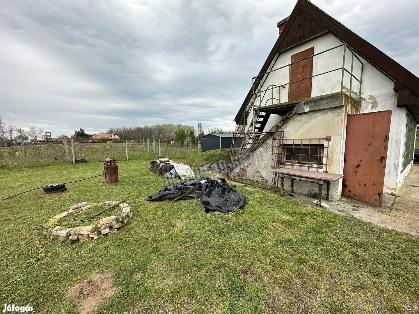 A Szarka dűlőben tágas telken kis ház eladó