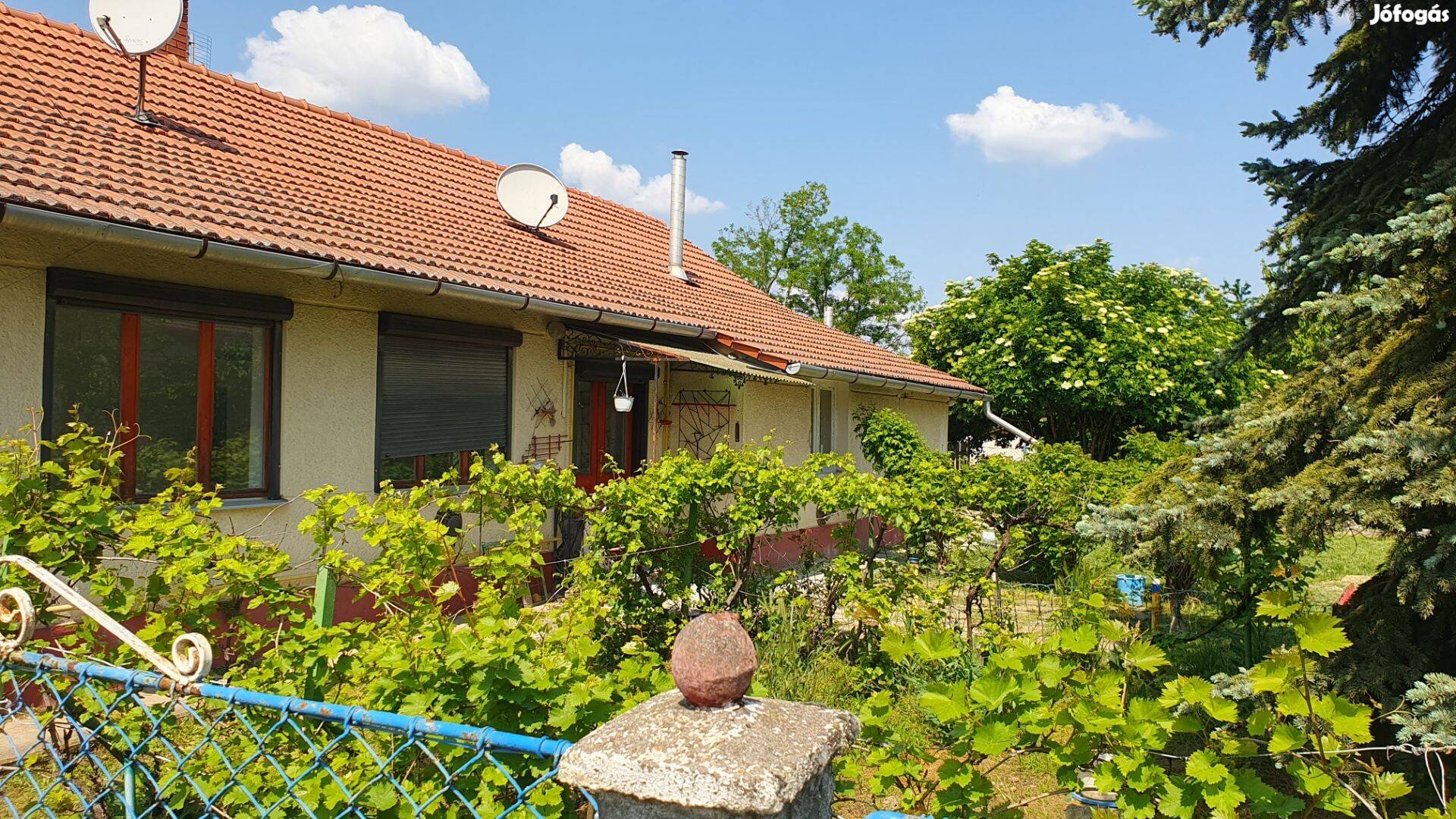 A Tisza-tónál Tiszaszőlősön, felújított 3 szobás családi ház eladó