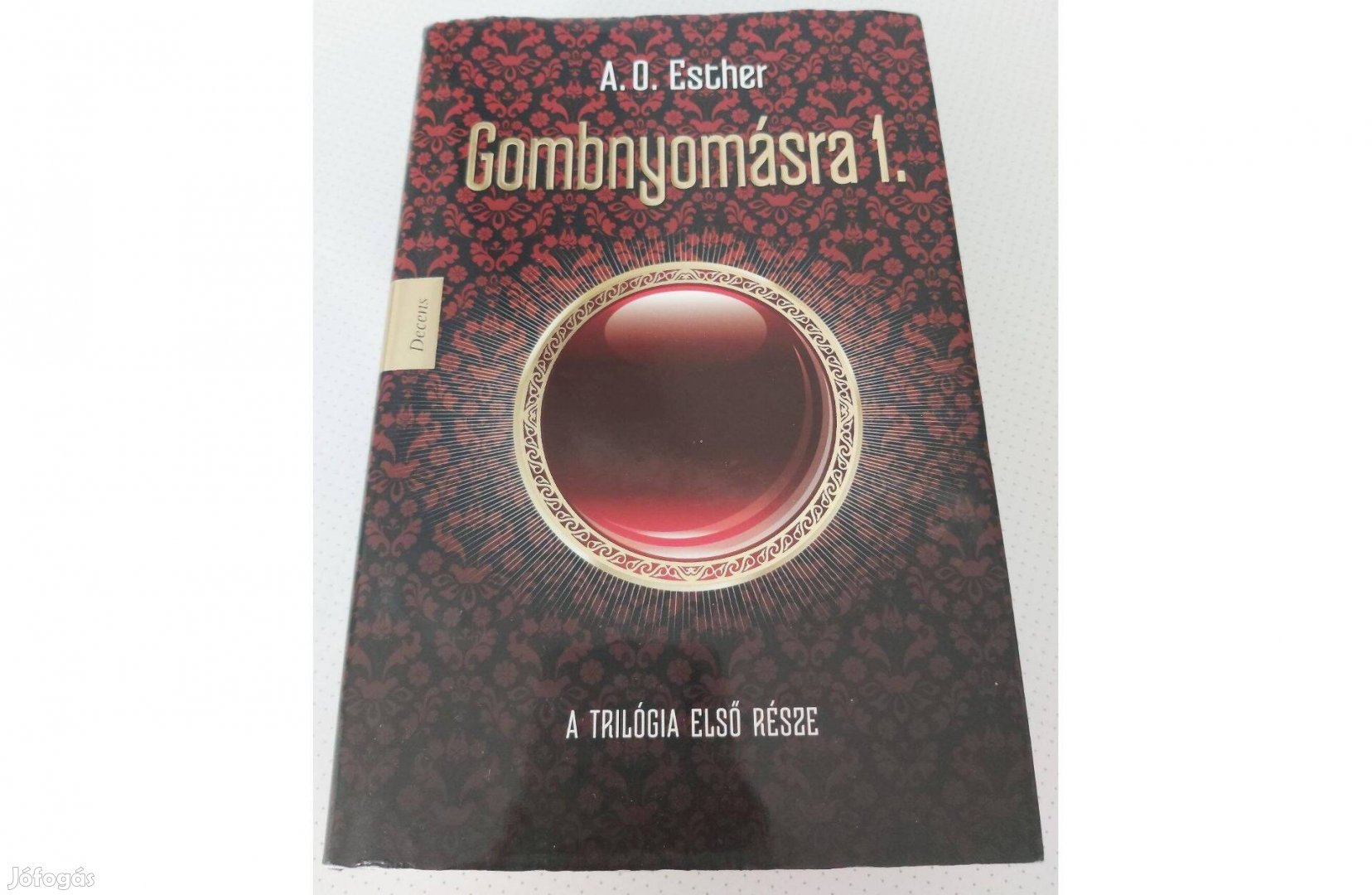 A. O. Esther: Gombnyomásra