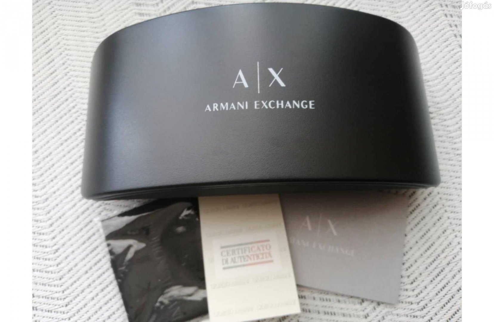 A/ X Armani Exchange napszemüvegtok kemény fekete törlőkendővel eladó!