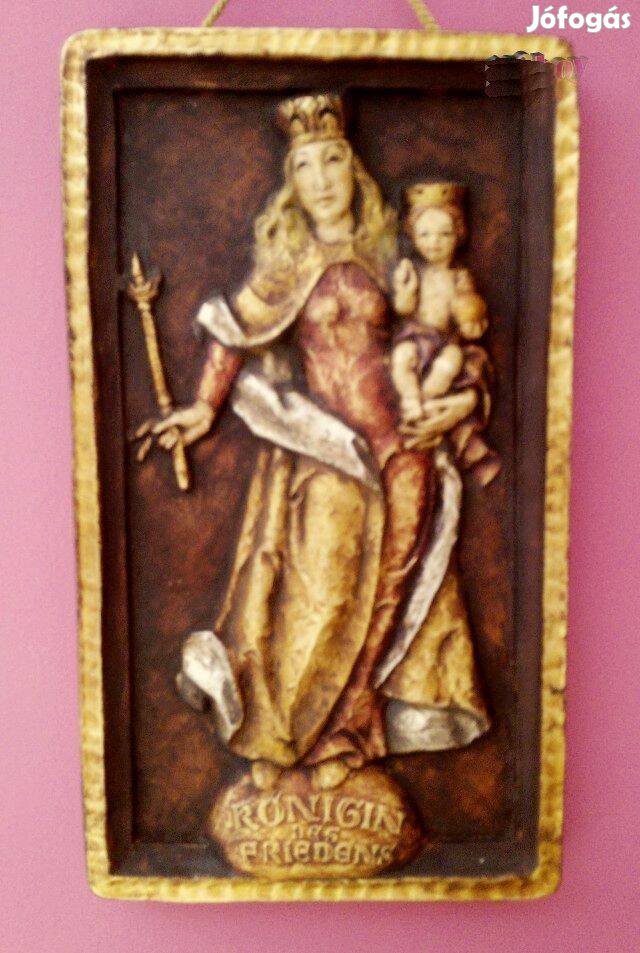 A béke királynője. Festett, égetett kerámia dombormű,