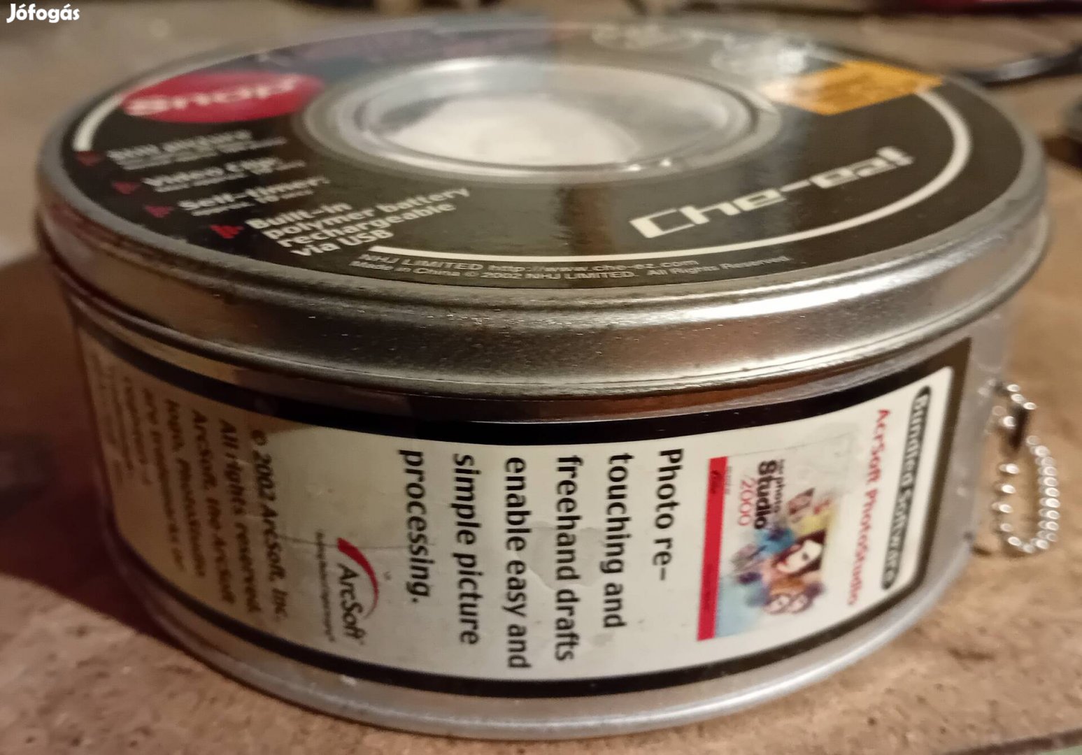 A képeken látható fényképezőgép doboza, cd-je, papírjai