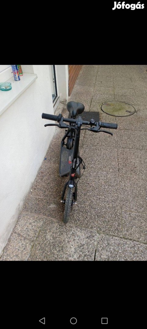 A képen egy Dyu C4 összecsukható elektromos roller látható. 