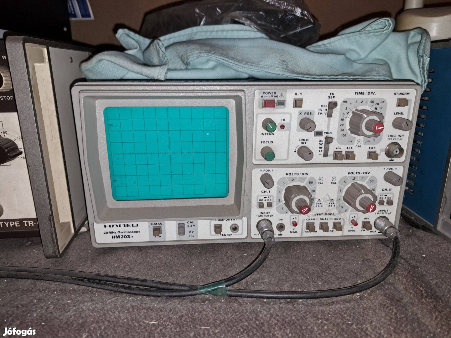 A képen egy Hameg HM203 20MHz-es oszcilloszkóp látható