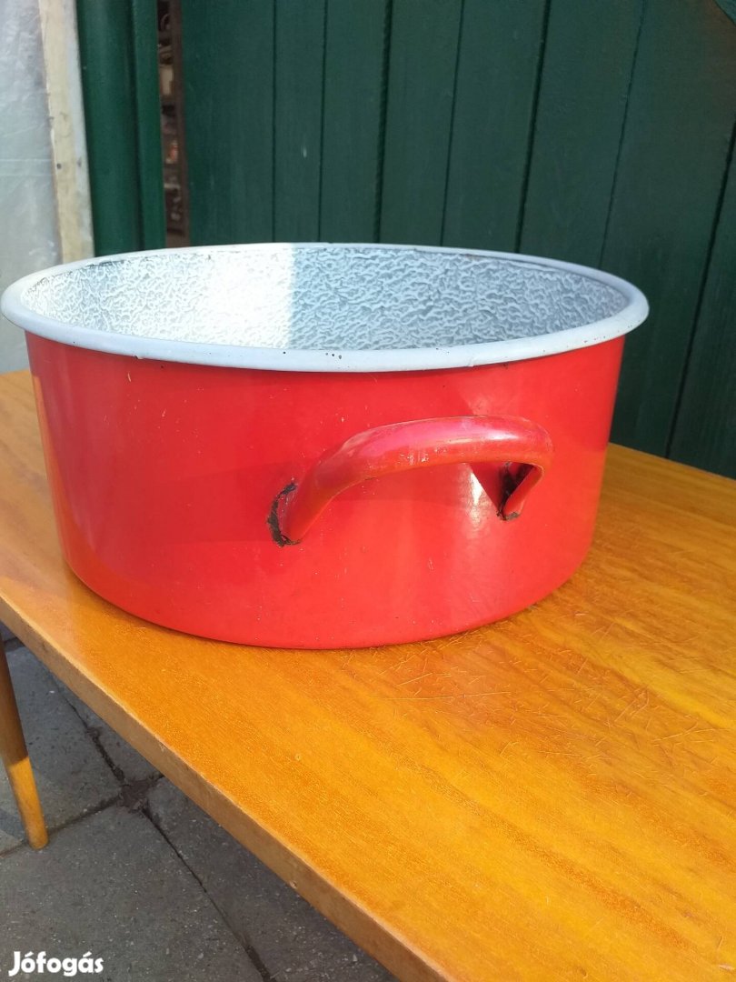 A képen látható használt piros zománcoslábas eladó 15 literes