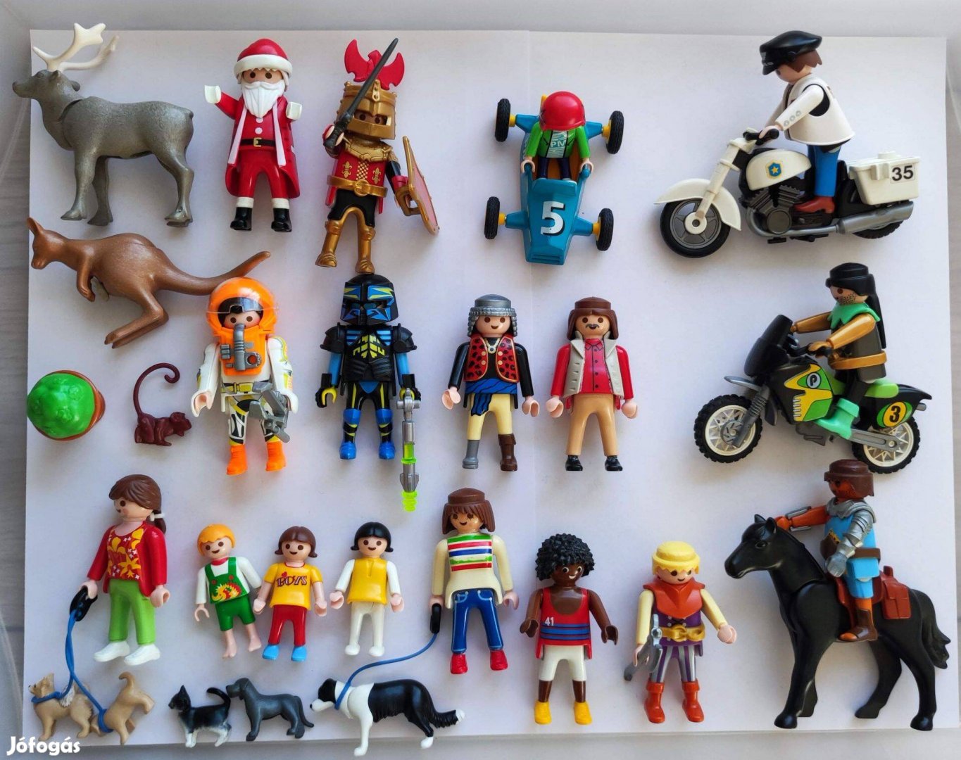 A képen látható playmobile figurák egyben eladók Békéscsabán