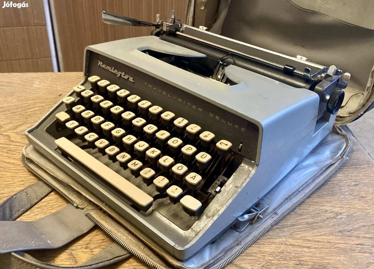 A kultikus Remington Travel-Riter de Luxe mechanikus írógép dekornak