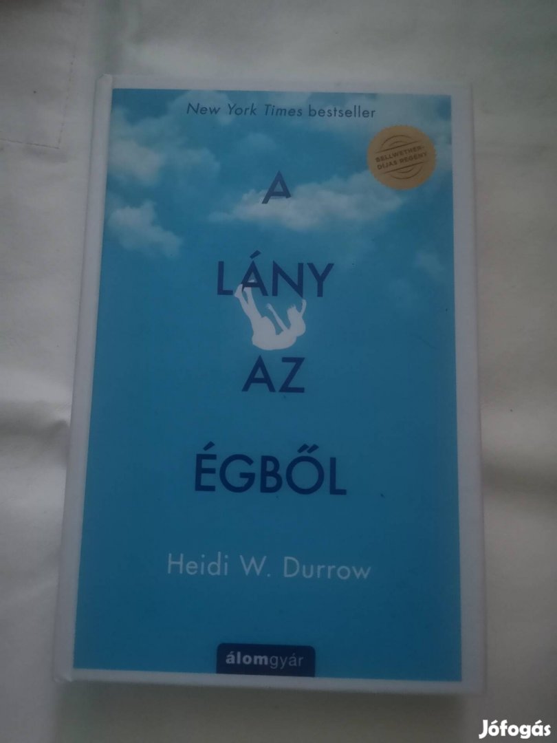 A lány az égből könyv év regénye identitás