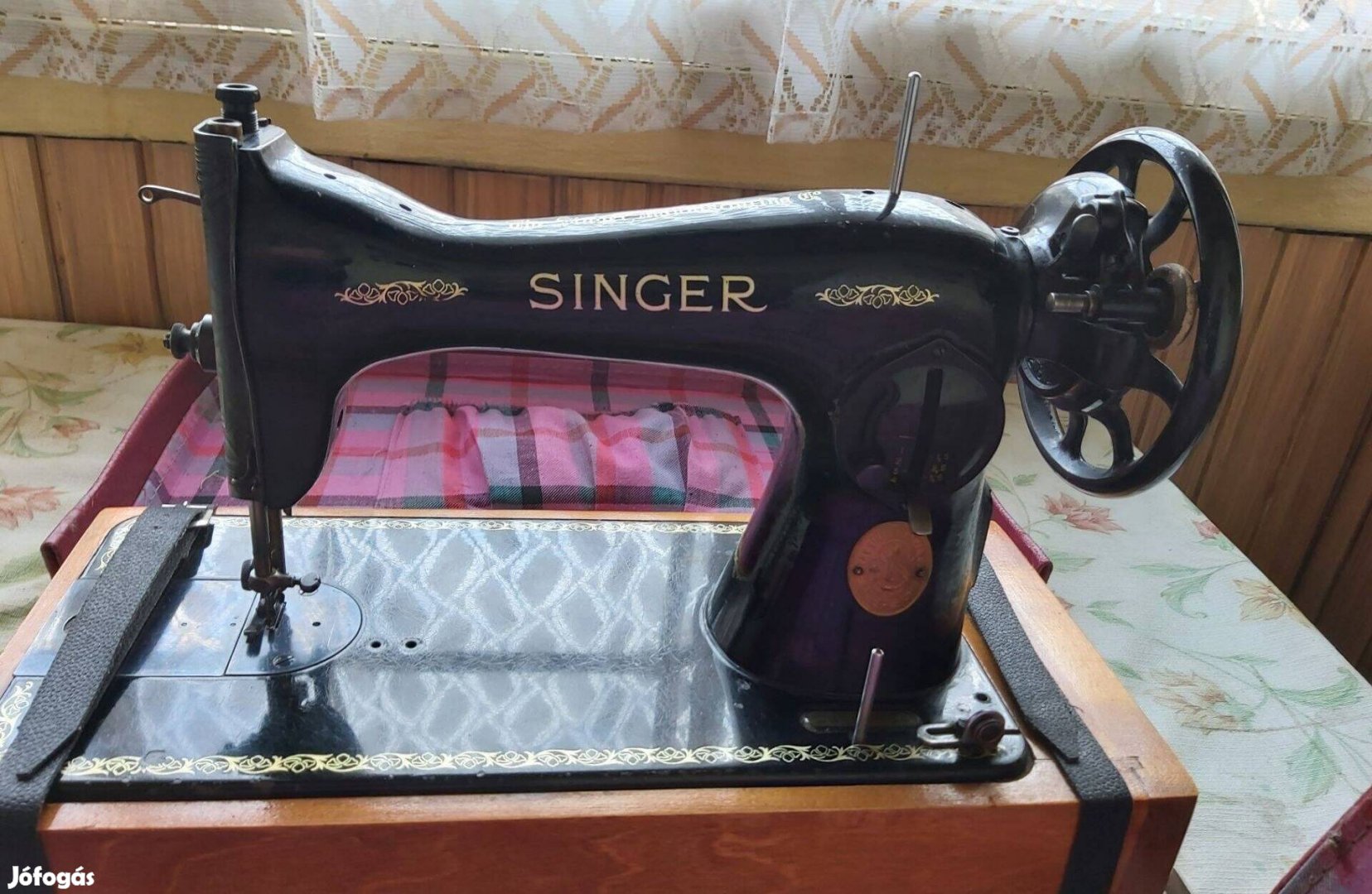 A múlt század elején gyártott régiségnek számító Singer varrógép. gép