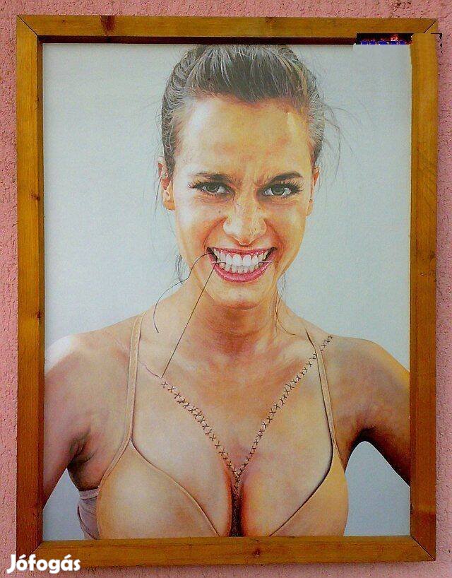 A nő aki összeférceli magát. Bekeretezett poszter.