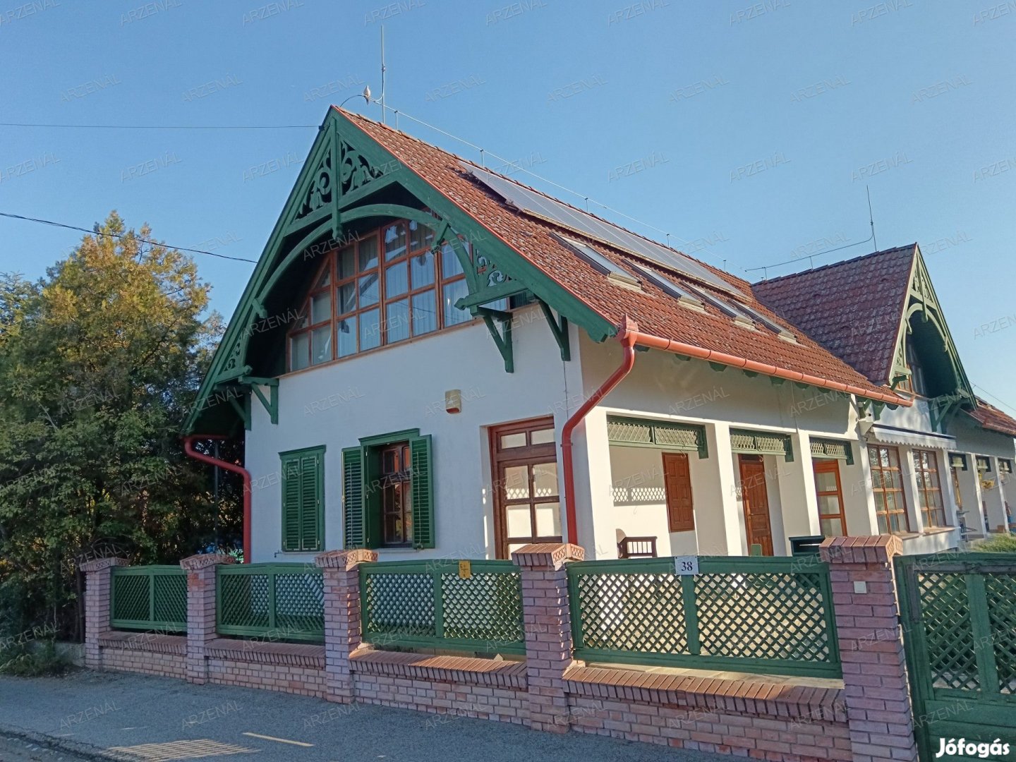 A település frekventált helyén, jól megközelíthető helyen,