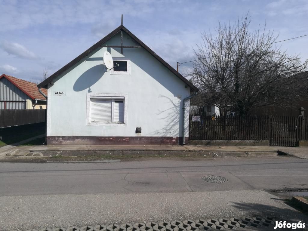 A város központjához közel, az Árpád utcán családi ház eladó -