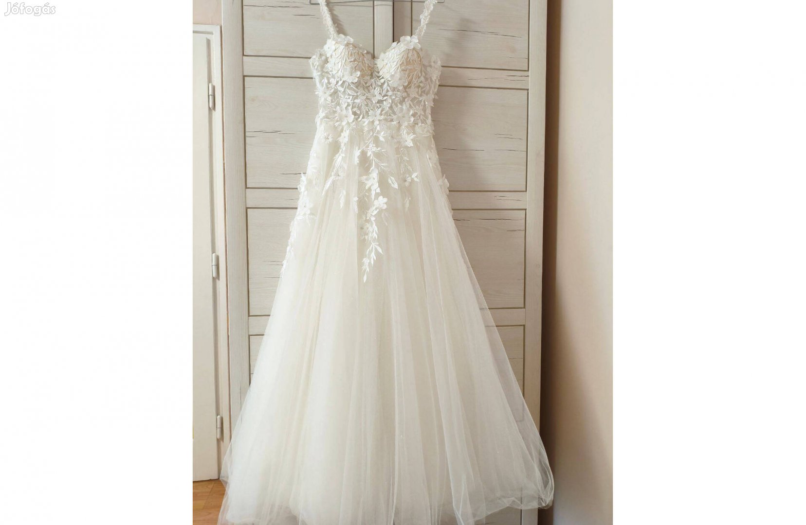 A vonalú, fűzős menyasszony ruha