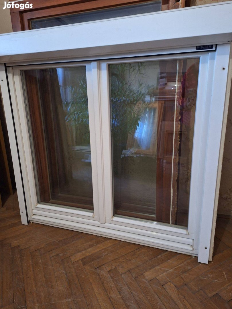Ablak fa Alu redönnyel 137x126