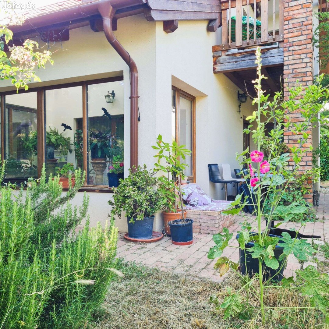 Ábrahámhegyen erdő mellett családi ház eladó