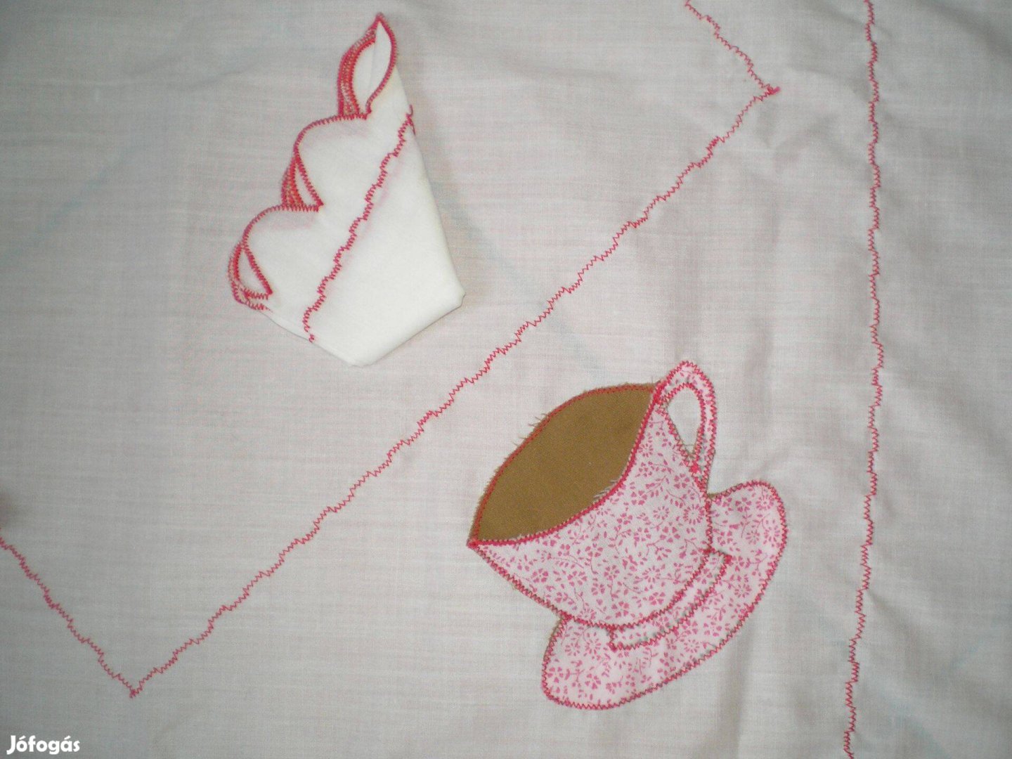 Abrosz 73x73 cm asztalterítő 4 csésze mintával és