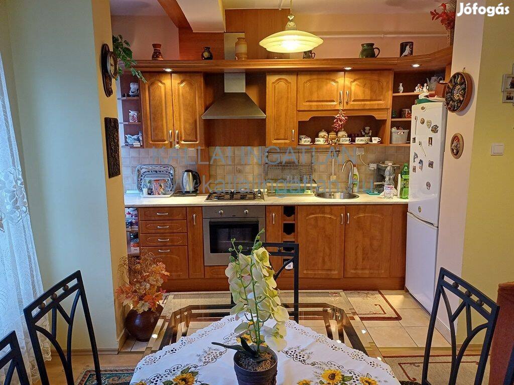 Abszolút belvárosi lakás eladó!