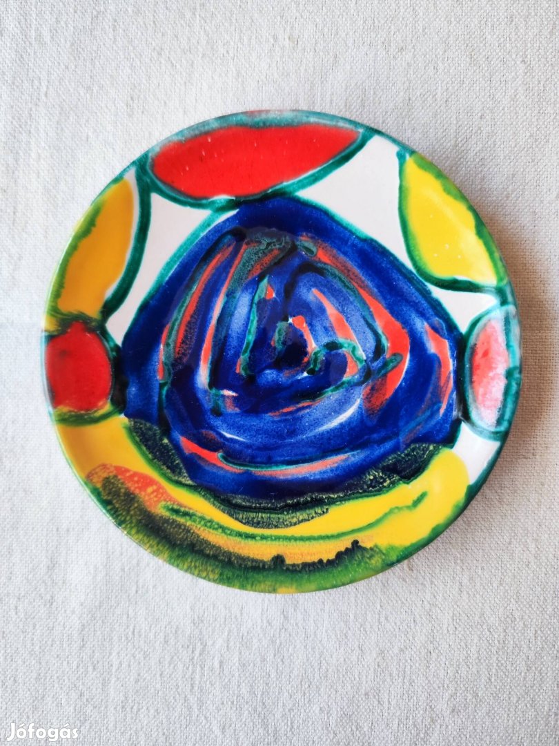 Absztrakt mintázatú, élénk színű kerámia dísztányér