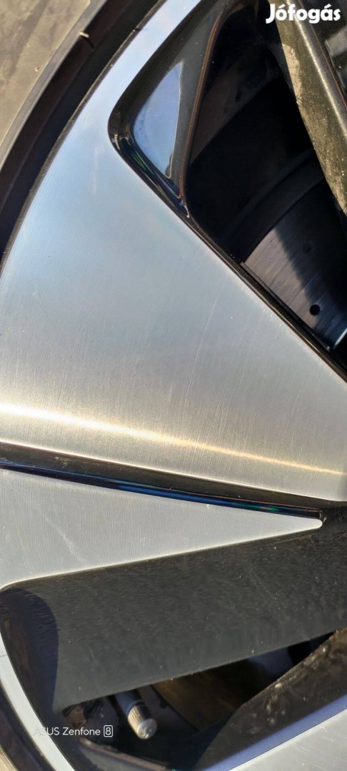 Acélfelni kettő darab ,téli gumival együtt ami Hankook eladó.6000