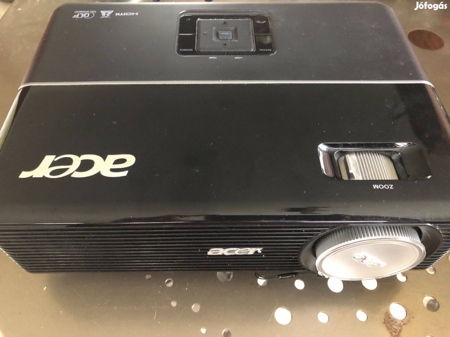 Acer P1200 projektor táskával, kezelési útmutatóval és különböző kábel
