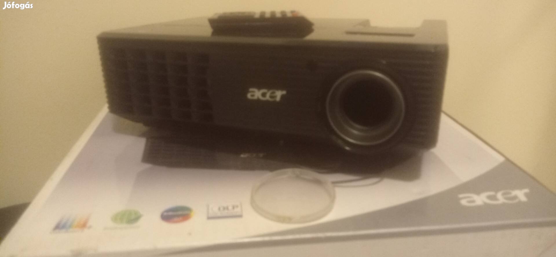 Acer Projektor . Dobozában távirányítóval 