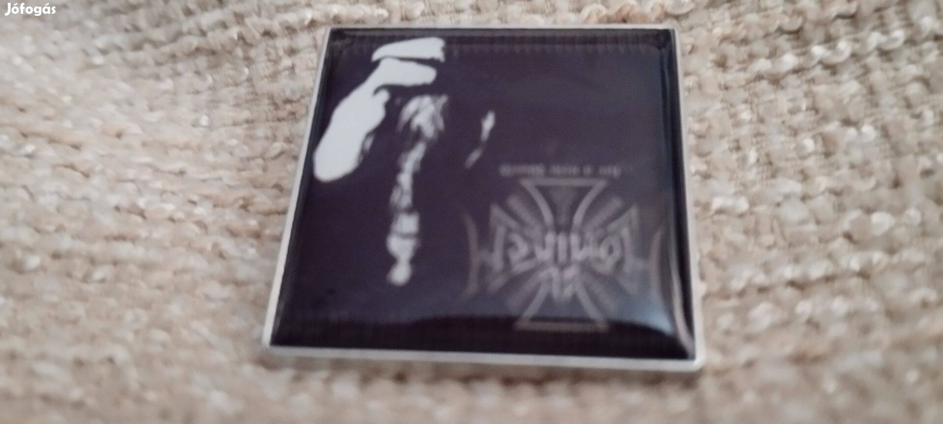 Ad Hominem fém kitűző